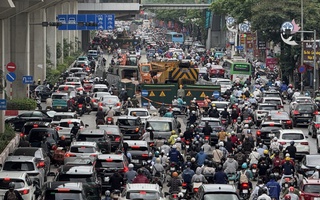 Nhiều điểm giao thông ở Hà Nội ùn tắc trong ngày đầu tiên đi làm trở lại sau kỳ nghỉ lễ