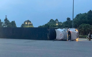 Lật xe container trên đường Mỹ Phước – Tân Vạn, tài xế bị thương