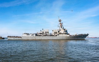 Hai tàu chiến Mỹ vượt lưới pháo kích của Iran ở Hormuz, ông Donald Trump cảnh báo gắt