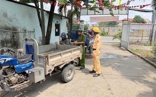 Tạm giữ 12 xe ba gác ở chợ đầu mối nông sản Thủ Đức