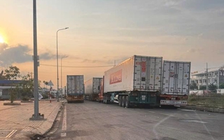 Chủ tịch Thành phố Đồng Nai chỉ đạo ‘nóng’ vụ ùn ứ hàng trăm xe container sầu riêng