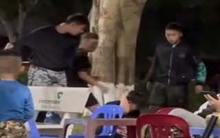 Xôn xao clip nam thanh niên bị nhóm người đánh tới tấp tại công viên