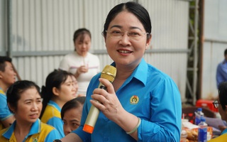 Lắng nghe ý kiến công nhân
