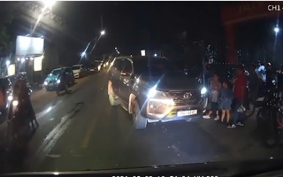CLIP: Xe con ngang nhiên đậu ngược chiều trên Quốc lộ 29