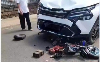 Đắk Lắk: Va chạm giữa xe con và xe đạp điện, 1 học sinh tử vong
