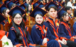Hơn 800 sinh viên ngành luật đầu tiên tại Huế được đào tạo song ngữ tốt nghiệp