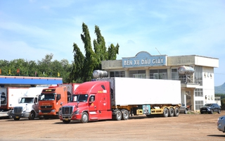Vụ hàng trăm xe container chở sầu riêng ùn ứ: Hình ảnh Bến xe Dầu Giây từ sáng đến trưa 7-5