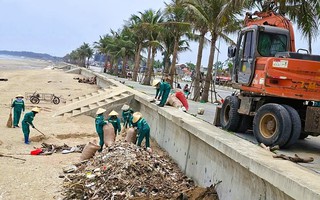 "Bãi chông" ở bãi biển nổi tiếng Thanh Hóa đang được dọn dẹp
