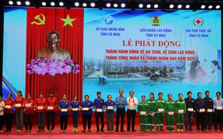 Hàng trăm phần quà tiếp sức công nhân nghèo ở Cà Mau