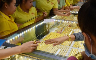 Giá vàng hôm nay 9-5: Tiếp tục sụt giảm