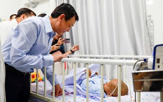 Thứ trưởng Bộ Y tế thăm bé trai 2 tuổi bị bạo hành