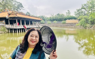 Viếng lăng Tự Đức, NSƯT Lam Tuyền nhớ vai diễn Nguyễn Thị Tồn trong "Muôn dặm vì chồng"
