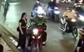 Ghen bạn gái cũ có tình mới, tài xế xe ôm công nghệ chặn xe đánh "tình địch"