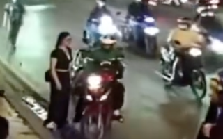 Tài xế xe ôm công nghệ chặn đánh người giữa đường ở TPHCM