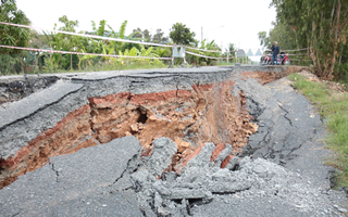 Báo động sạt lở, sụt lún ven kênh
