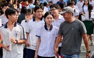 NHỮNG CÂU CHUYỆN NHỎ: Trước cổng trường thi