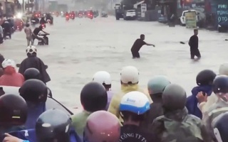 CLIP: Trung tâm TP Đồng Nai ngập sâu sau mưa lớn