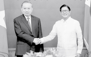 Báo in ngày 2-6: Trước cổng trường thi