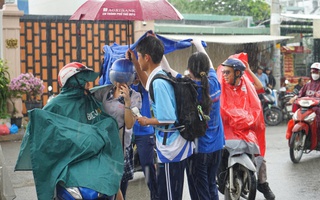 Mưa bất chợt, học sinh vẫn đội mưa tiếp sức thí sinh