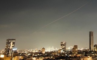 Iran nã tên lửa vào căn cứ chứa F-35 của Mỹ, mở rộng tấn công ở Jordan, Kuwait, Bahrain