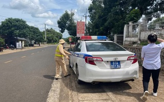 CSGT Gia Lai dùng xe chuyên dụng hỗ trợ nữ sinh quên giấy báo dự thi