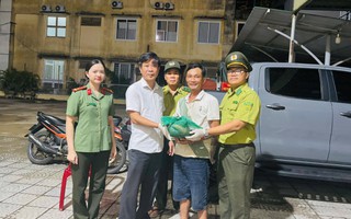 Nhặt được túi chứa con vật "lạ", người đàn ông mang đến phường ngay trong đêm