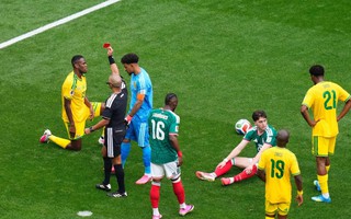 “Mưa thẻ đỏ”, chưa vội trách trọng tài ngày khai màn World Cup 2026