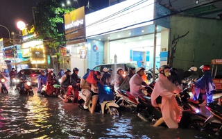 Công an TPHCM lưu ý khi dừng xe mặc áo mưa trên đường