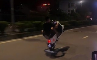 Thiếu niên "bốc đầu" xe máy điện, xe bị tịch thu, bố bị phạt
