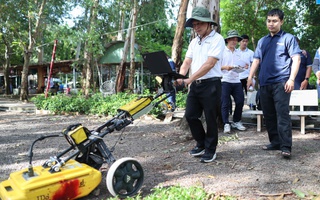 Dùng radar rà từng mét đất để tìm kiếm liệt sĩ chôn tại công viên Lê Thị Riêng