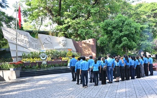 LĐLĐ TPHCM dâng hương tưởng niệm anh hùng liệt sĩ tại công viên Lê Thị Riêng