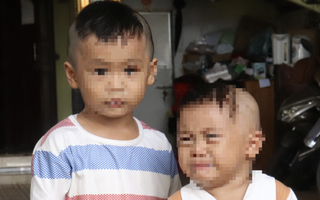 Hai trẻ nhỏ ướt đẫm trong mưa vì bị bỏ rơi trước cổng chùa