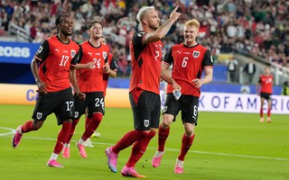 Đôi công kịch tính, Jordan thảm bại vì bàn phản lưới nhà