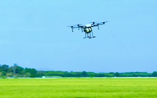 Drone ra đồng, nông dân nhàn hơn