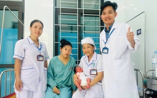 Cứu sản phụ bị băng huyết sau khi sinh con trên xe khách