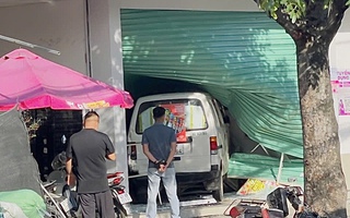 Vụ xe van tông cửa cuốn siêu thị mini ở TPHCM: Không có thiệt hại nghiêm trọng