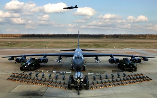Mỹ biến đổi máy bay ném bom B-52 thành "xe tải tên lửa"