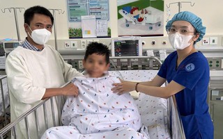 Hơn 10 giờ giành giật sự sống cứu bé trai bị ô tô cán qua người