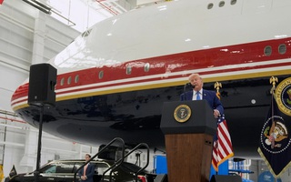 Tổng thống Donald Trump ra mắt chiếc Air Force One mới
