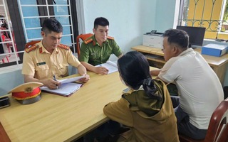 CLIP người phụ nữ nằm giữa đường chặn ô tô: Công an vào cuộc xử lý