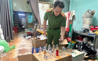 Công an TPHCM bắt 12 người sau khi kiểm tra một căn nhà