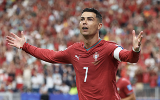 Ronaldo lập cú đúp lịch sử, Bồ Đào Nha đè bẹp Uzbekistan 5-0