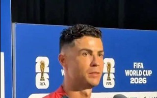 Ronaldo ngắt lời phóng viên khi bị hỏi về Messi
