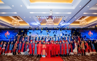 Trường ĐH Hùng Vương TP HCM trao bằng cho tân thạc sĩ và tân cử nhân