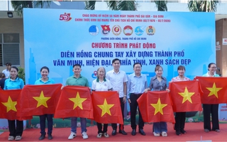 Phường Diên Hồng trao cờ Tổ quốc, cây xanh, suất ăn nghĩa tình đến người dân