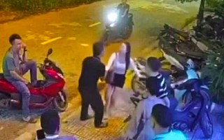 Nam thanh niên trêu ghẹo, tát cô gái trẻ trước quán karaoke