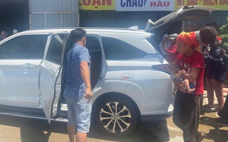 Người mẹ đưa 2 con nhỏ đi bộ qua miền Trung dưới nắng nóng trên 40 độ C