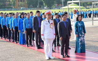 Đoàn đại biểu dự Đại hội XIV Công đoàn Việt Nam vào Lăng viếng Chủ tịch Hồ Chí Minh