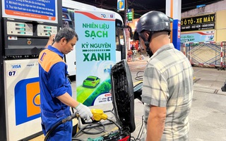 Giá xăng giảm mạnh gần 1.500 đồng/lít