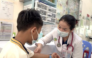 Sai lầm của cha mẹ làm trẻ viêm thanh quản mùa hè